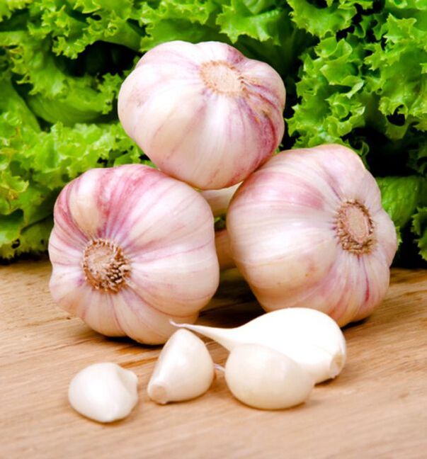 Knoblauch ist wirksam bei der Bekämpfung von Zehennagelpilz. 